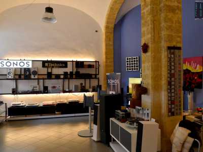 A Bari � infatti rimasto solo un locale a essere specializzato nella vendita di hi-fi: � �New Sound�, situato in corso Cavour. Quando entriamo ci ritroviamo immersi in un ambiente caratterizzato da muri in pietra e soffitto a volta, il tutto mentre del buon jazz degli anni 80 � diffuso dagli altoparlanti
